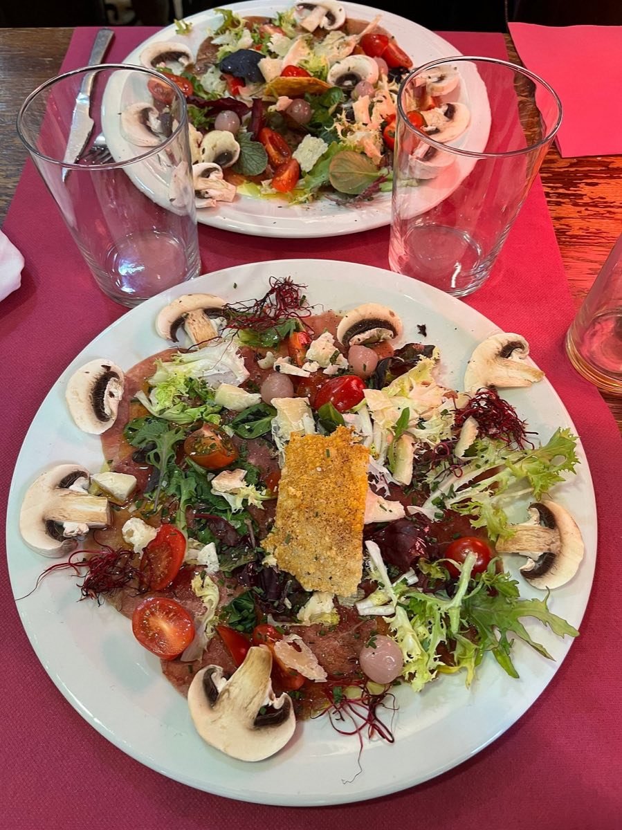 Carpaccio de vedella amb xampinyons, parmesà i ruca