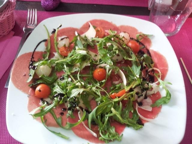 Carpaccio amb ruca i tomàquets xerri