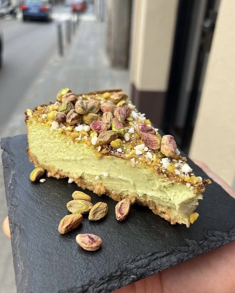 Pastís de formatge amb festucs sobre pissarra