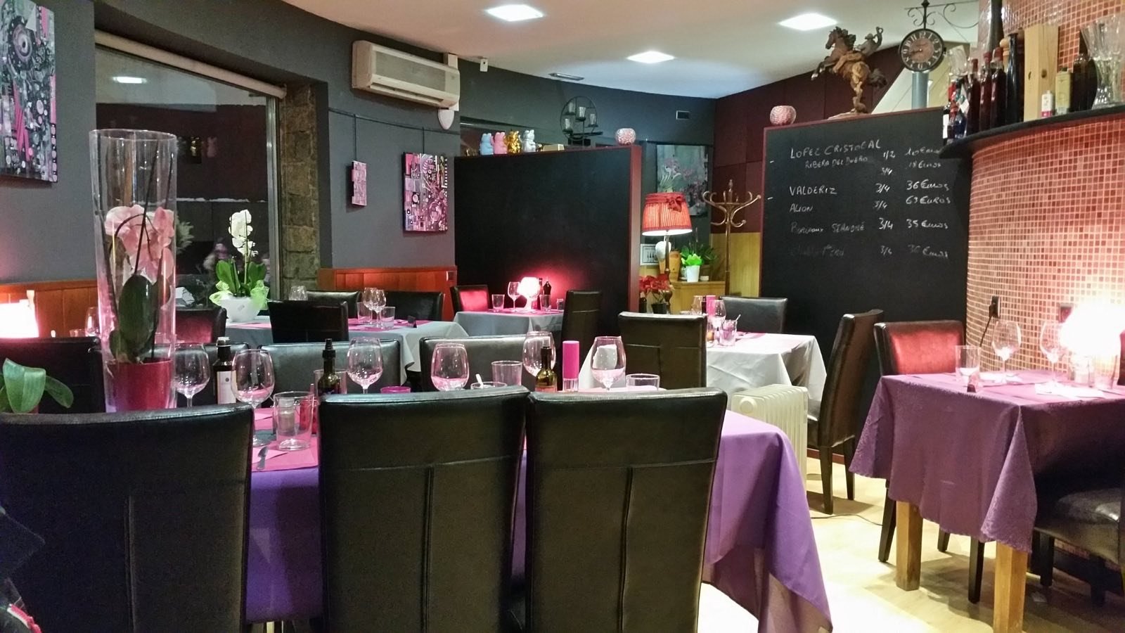 Interior del menjador del Restaurant Eximi amb taules parades