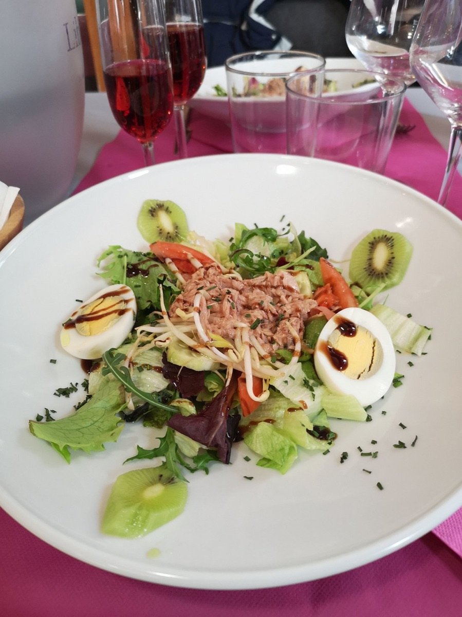 Amanida fresca amb tonyina, ou i kiwi