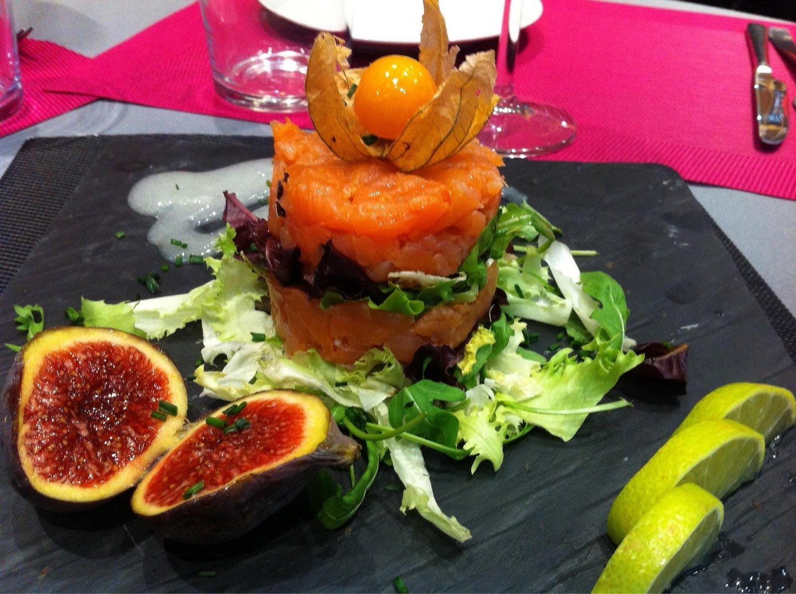 Tàrtar de salmó amb figues fresques