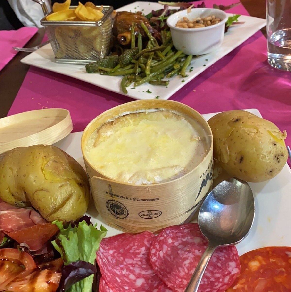 Formatge vacherin fos amb patates i embotits
